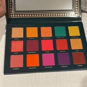 Ace beaute NOSTALGIA” eyeshadow palette